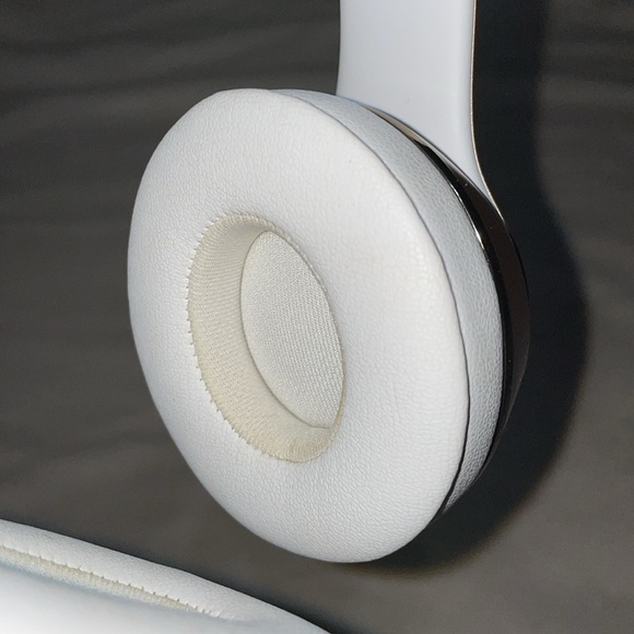 Beats Solo 3 Bluetooth Wireless Headphones - Picture 3 of 3